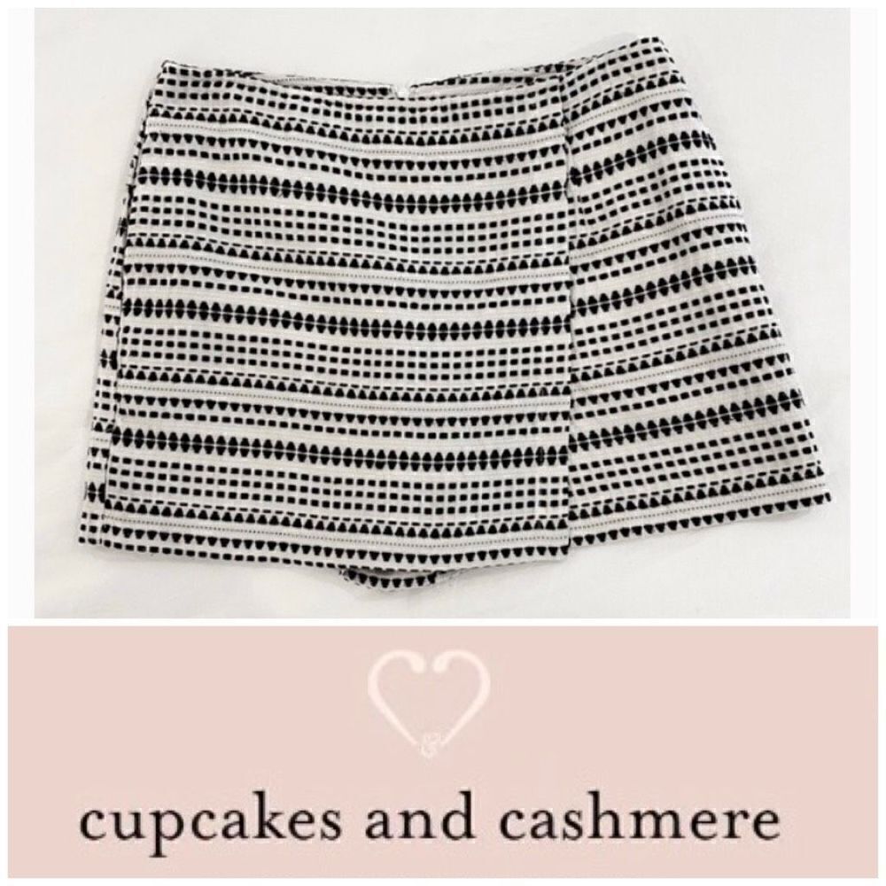 CUPCAKES AND CASHMERE - 🎉HP🎉 L Sz 0 EUC Embroidered Skort. PRISTINE CONDITION!